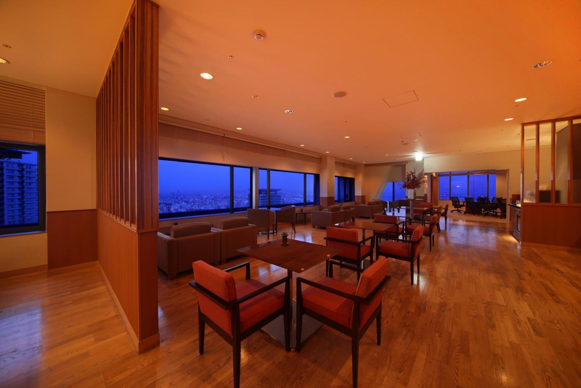 Ana Crowne Plaza Kobe By Ihg Hotel Exterior photo The lounge at Fukuoka Airport