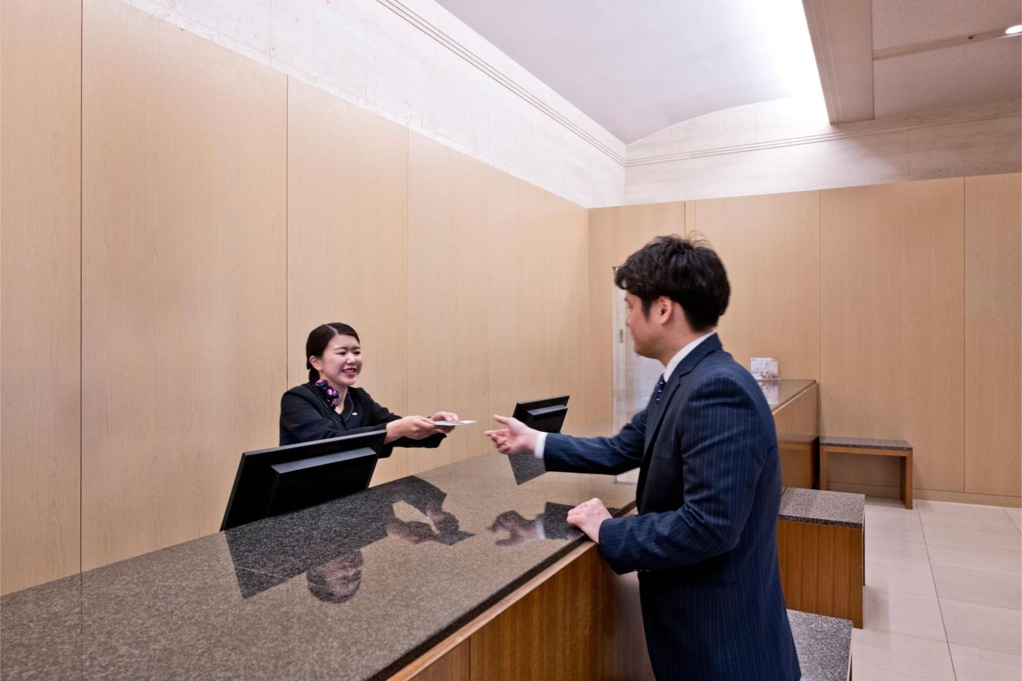 Ana Crowne Plaza Kobe By Ihg Hotel Exterior photo A hotel receptionist